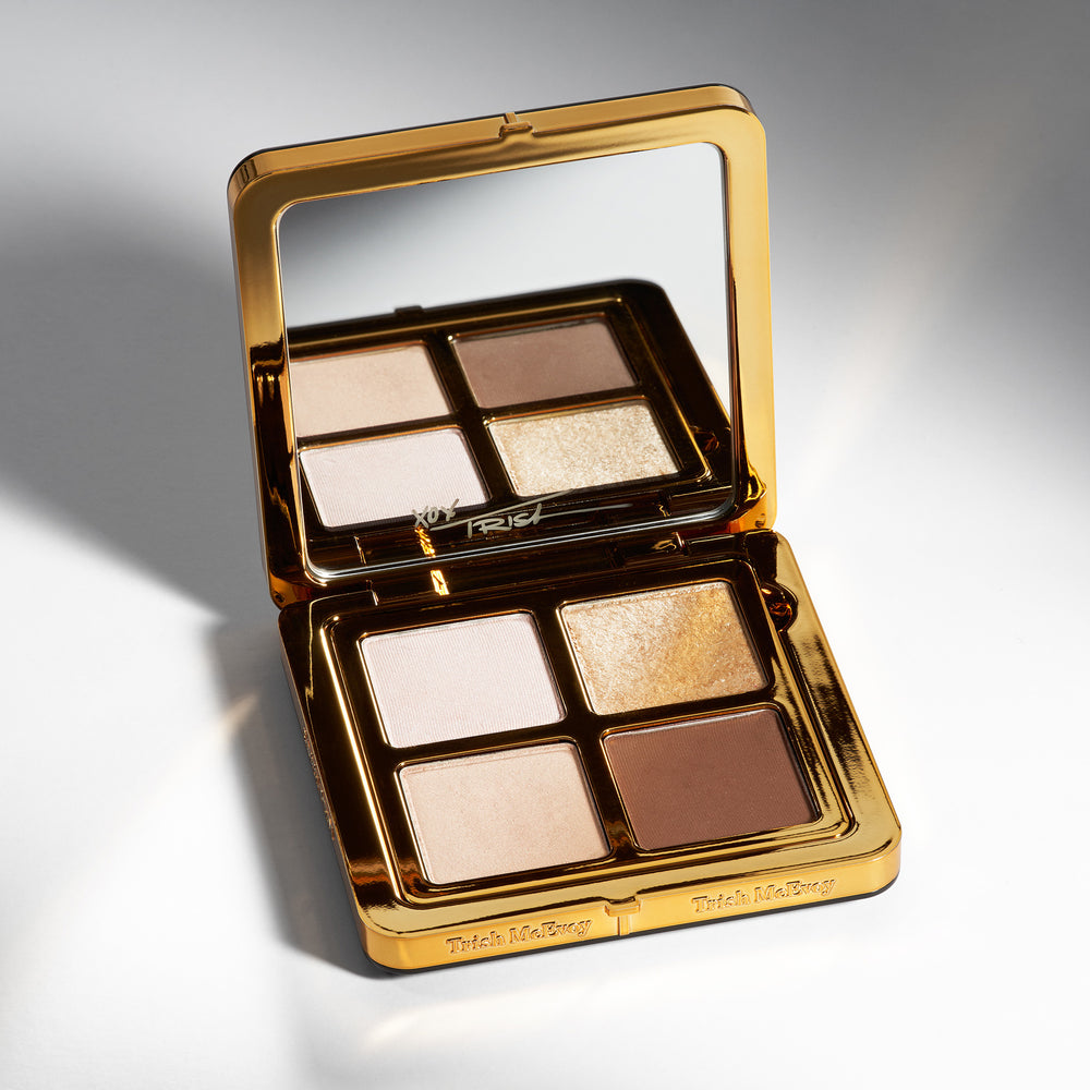 Eyeshadow palette with gold case with 4 shades on a gradient background